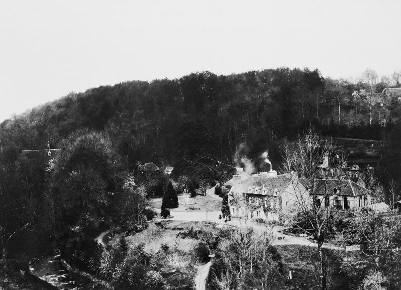 Vue de situation prise du sud-est. Au 1er plan, logement patronal et entrepôt industriel de l'affinerie.