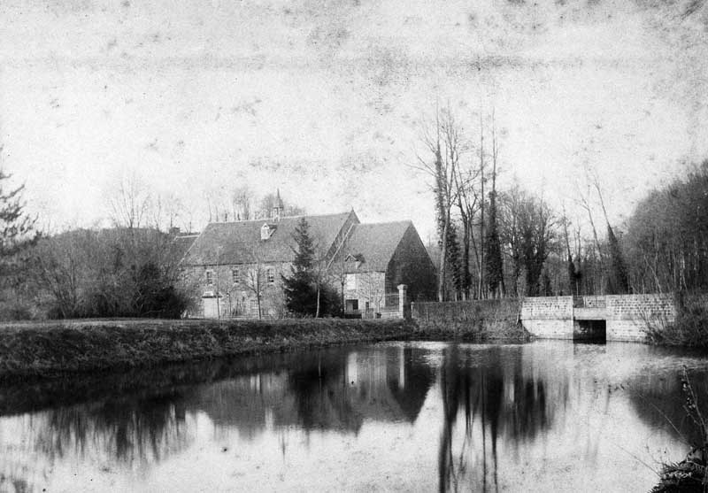 Magasin à fer et bassin de retenue (1) de l'affinerie. Vue prise du sud-est.- Photographie ancienne, s.d. (Collection particulière Cabrol).