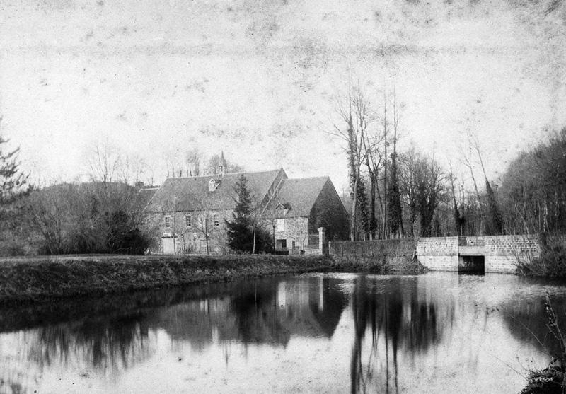 Magasin à fer et bassin de retenue (1) de l'affinerie. Vue prise du sud-est.