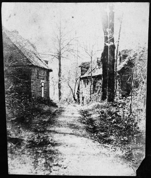 Fenderie, atelier de fabrication et logement d'ouvriers. Vue prise du sud.- Photographie ancienne, vers 1880. (Collection particulière Cabrol).