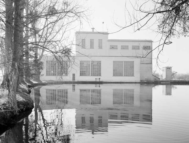 Bassin de retenue et atelier de fabrication. Vue prise du nord est.