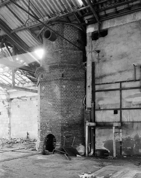 Cheminée d'usine, détail : base de la cheminée.