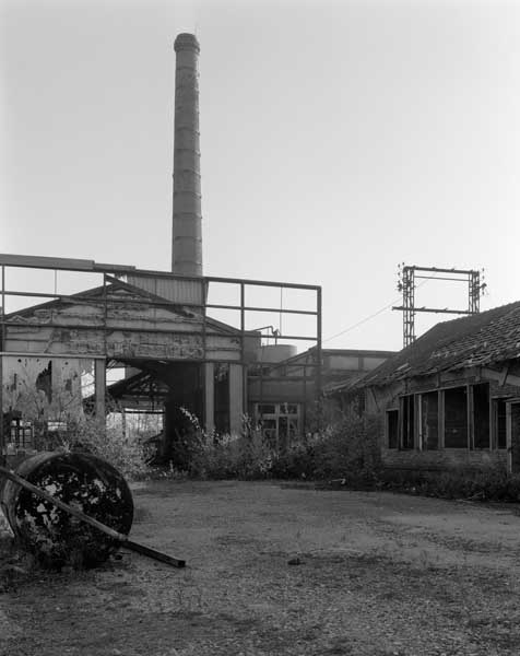 Cheminée d'usine et chaufferie. Vue prise du nord-ouest.