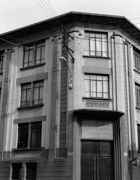 Bureaux de la Société générale des tissages et filatures de Flers (S.G.T.F.). Angle rue Julien Salles et rue de la Boule. Détail de façade rue de la Boule, avec plaque d'entrepreneurs. ; Bureaux de la Société générale des tissages et filatures de Flers (S.G.T.F.). Angle rue Julien Salles et rue de la Boule. Détail de façade rue de la Boule, avec plaque d'entrepreneurs. ; Bureaux de la Société générale des tissages et filatures de Flers (S.G.T.F.). Angle rue Julien Salles et rue de la Boule. Détail de façade rue de la Boule, avec plaque d'entrepreneurs. Fig. 07. Bureaux de la Société générale des tissages et filatures de Flers (S.G.T.F.). Angle rue Julien Salles et rue de la Boule. Détail de façade rue de la Boule, avec plaque d'entrepreneurs. Fig. 10. Bureaux de la Société générale des tissages et filatures de Flers (S.G.T.F.). Angle rue Julien Salles et rue de la Boule. Détail de façade rue de la Boule, avec plaque d'entrepreneurs. ; Bureaux de la Société générale des tissages et filatures de Flers (S.G.T.F.). Angle rue Julien Salles et rue de la Boule. Détail de façade rue de la Boule, avec plaque d'entrepreneurs. ; Bureaux de la Société générale des tissages et filatures de Flers (S.G.T.F.). Angle rue Julien Salles et rue de la Boule. Détail de façade rue de la Boule, avec plaque d'entrepreneurs.
