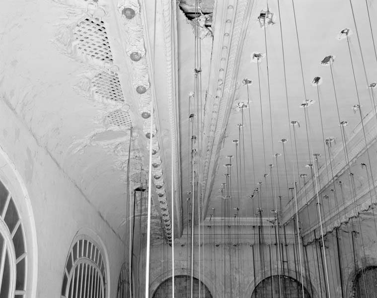 La salle de bal, vue du plafond. Prise de vue antérieure à la campagne de restauration de 1994. [3e casino].