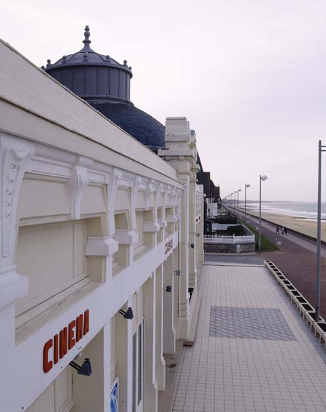 'Vue de la façade du côté de la mer prise de l''est. Prise de vue antérieure à la campagne de restauration de 1994. [3e casino].'