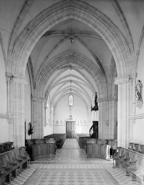 Vue du choeur vers la nef.