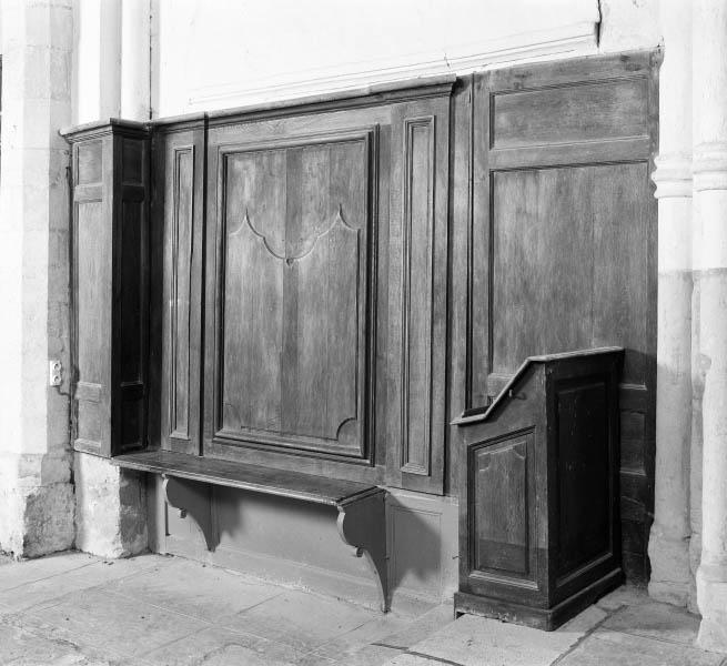 Lutrin (pupitre liturgique), 2 bancs de choeur, lambris de demi-revêtement