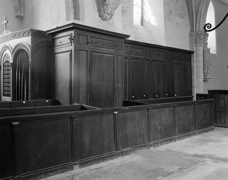 Bancs de choeur, lambris de demi-revêtement