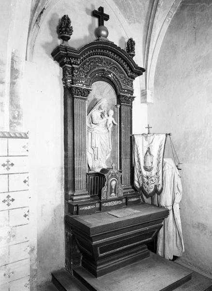 2 autels, 2 tabernacles, 2 retables, 2 statues (autels secondaires de saint Pierre et de la Vierge)