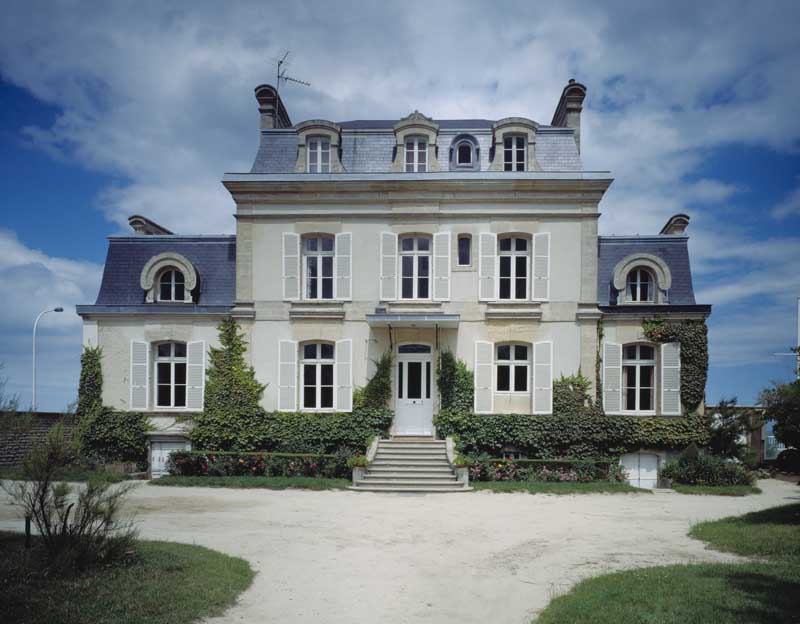 'Façade sur le jardin au sud. ; Arromanches-les-Bains. Maison, puis casino, dite villa d''Arromanches.'