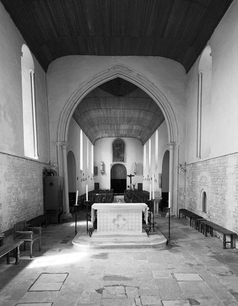 Vue intérieure du choeur vers la nef.