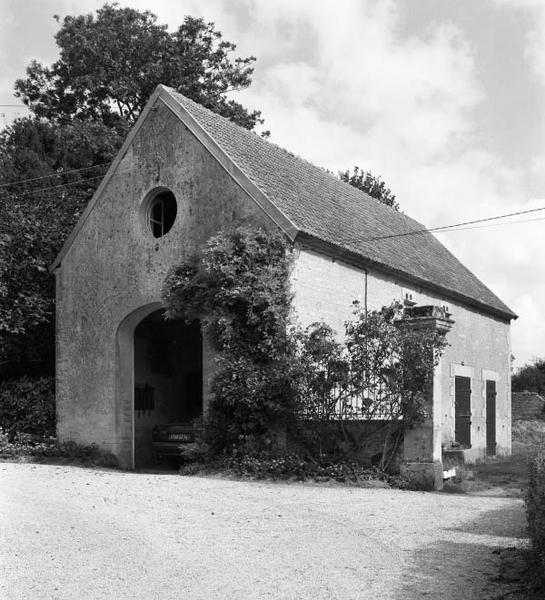 Remise et écuries.