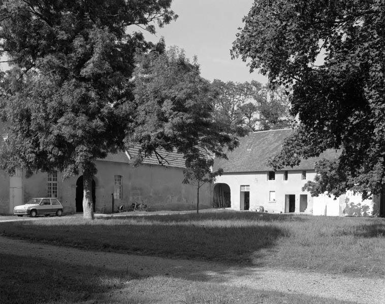 Bâtiment des écuries, de la remise 1 et du logement.