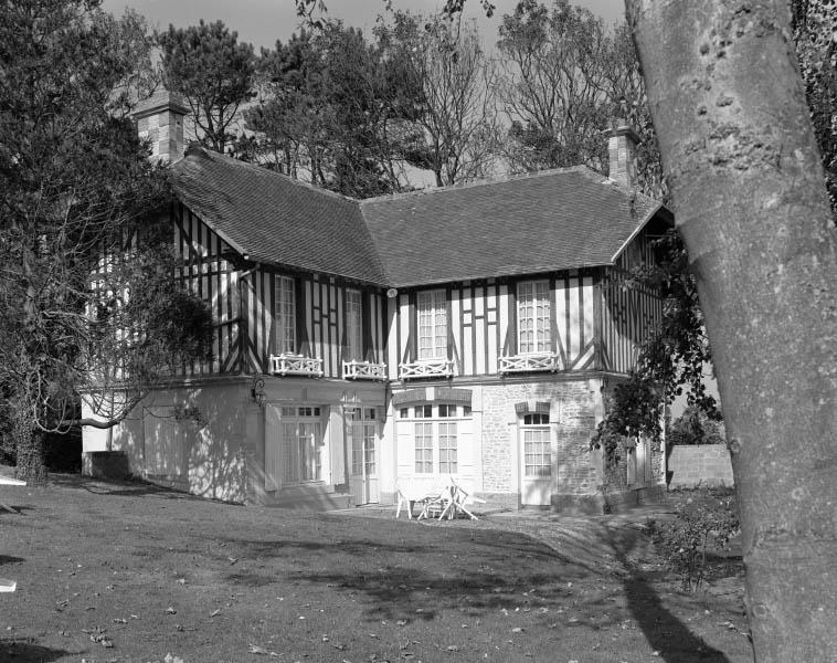 Corps des écuries, remise et logement de domestiques.