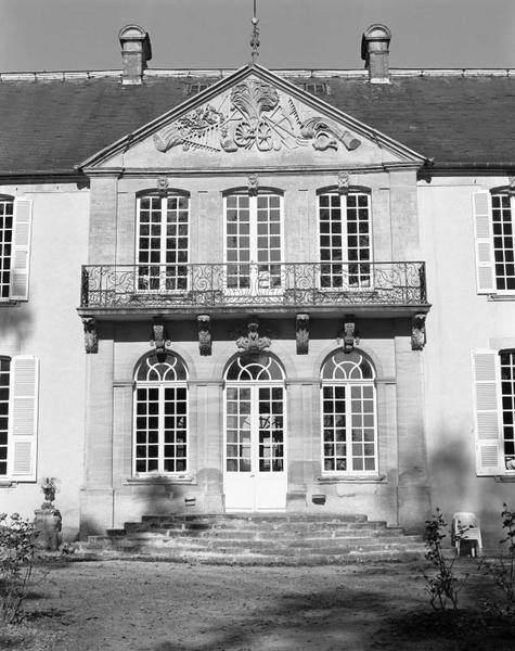 Logis, façade sur jardin, avant-corps central.