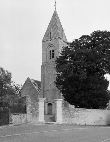 Clocher et nouvelle entrée du cimetière.