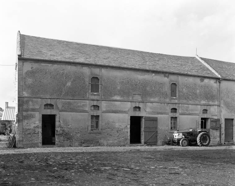 Etable à chevaux, façade sur cour.