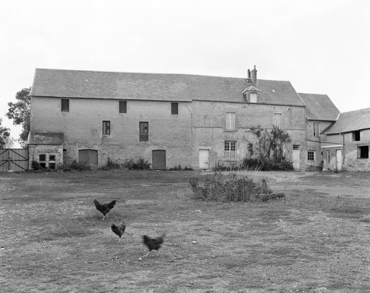 Logis et corps des anciens pressoir et cellier, façades sur cour.