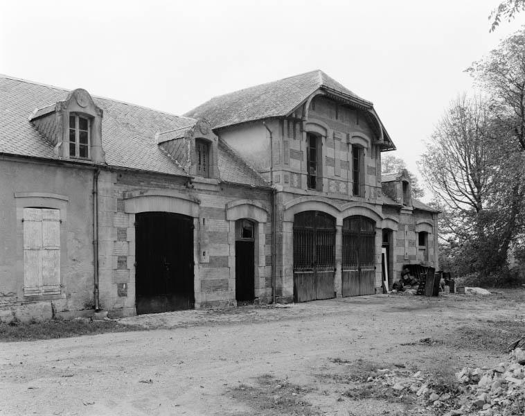 Corps de logement, remise, écuries, façade principale à l'ouest.