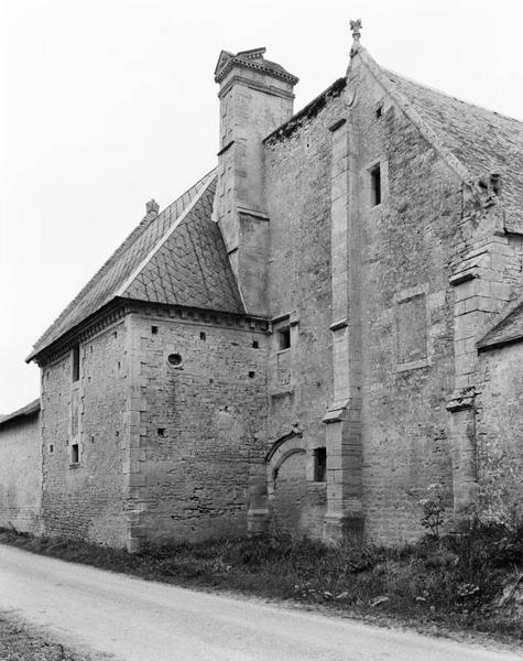 Corps de logements, façade sur la route.