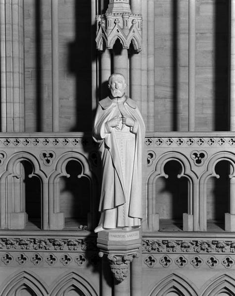 16 statues : saints