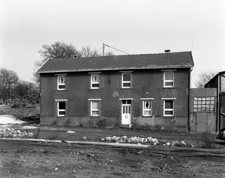 Bureau et logement de contremaître situés sur la commune du Châtellier, vue prise de l'ouest.