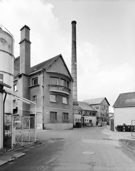 Cantine et cheminée d'usine de l'ancienne filature. Vue prise du nord est.