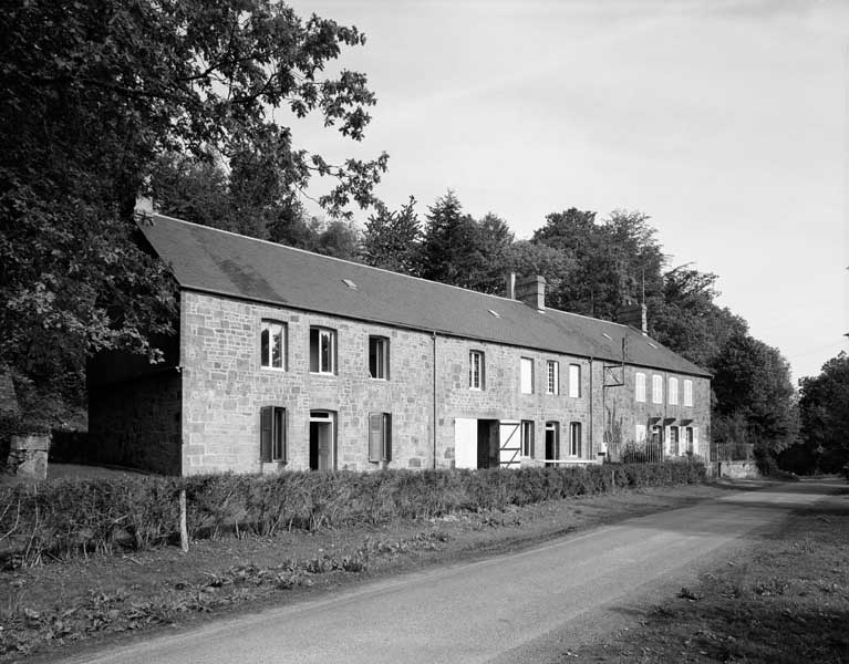 Logement de contremaïtre et logement d'ouvriers, situés commune de Saint-Martin l'Aiguillon, vue prise du sud est.