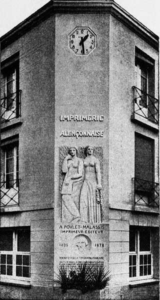 Atelier de fabrication. Détail du bas relief et de la plaque commémorative.- Photographie, tirée de : IVe région économique, Basse-Normandie, études et travaux, 1959-1960, No62.