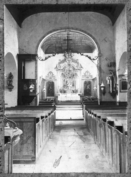 Intérieur de l'église avant la restauration des fenêtres du chevet.