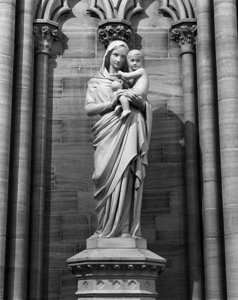 Statue : Vierge à l'Enfant.
