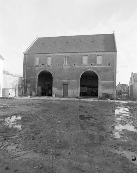 Charretterie, fenil, pigeonnier.