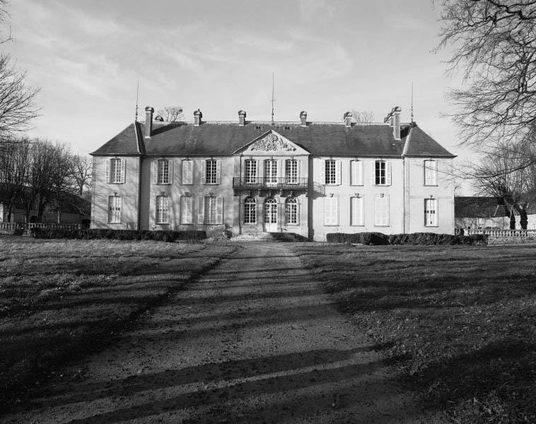 Logis, façade sur jardin.