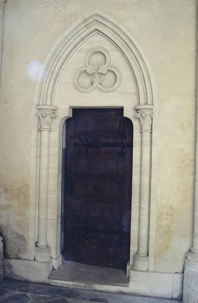 Première travée du choeur, porte de la sacristie.