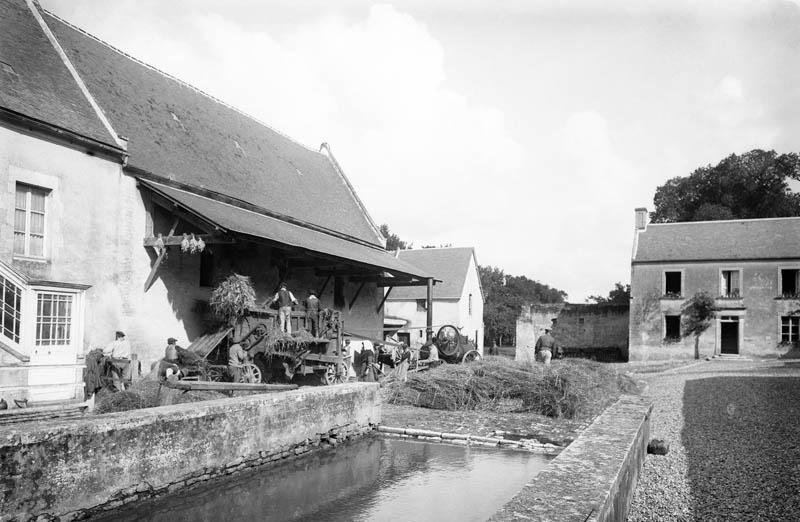 Abreuvoir et grange.