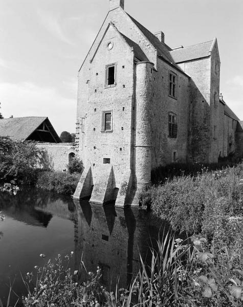 Logis, tour des latrines et façade nord.