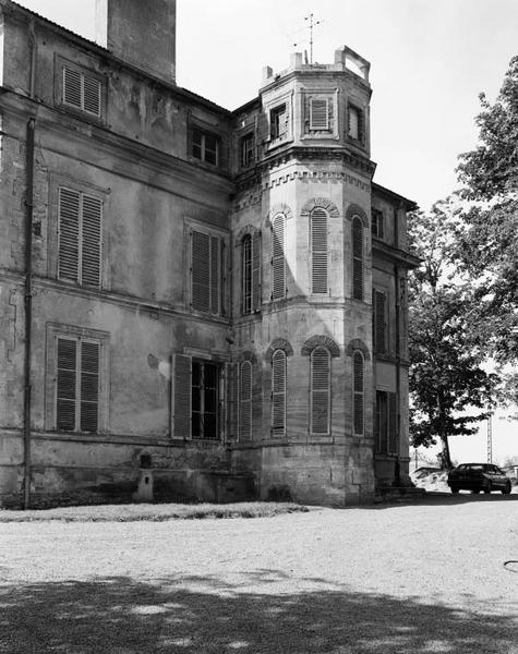 Logis, tour de la façade nord.