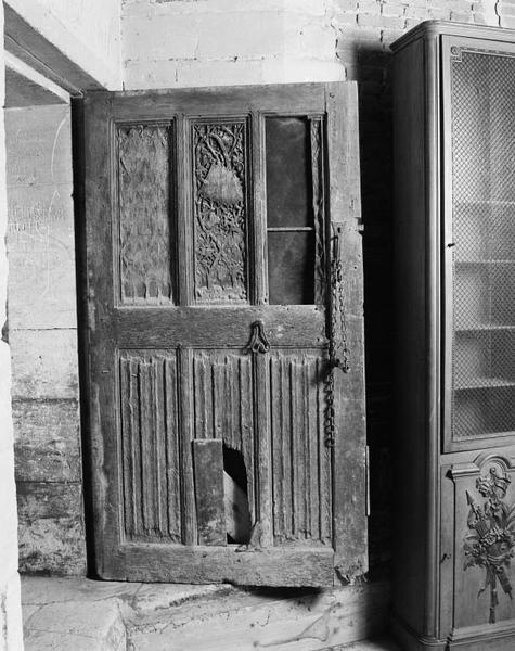 Porte de la chambre du premier étage, face sur le grand escalier.