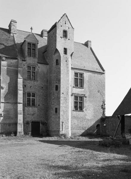 Logis, façade sur cour de la partie occidentale.