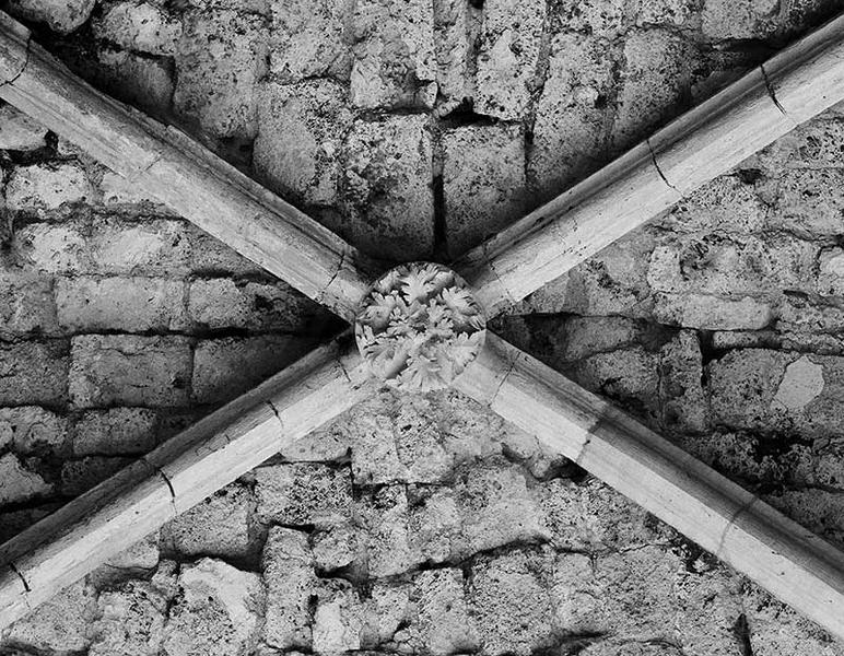 Eglise, clef de voûte de la première chapelle du bras du transept.