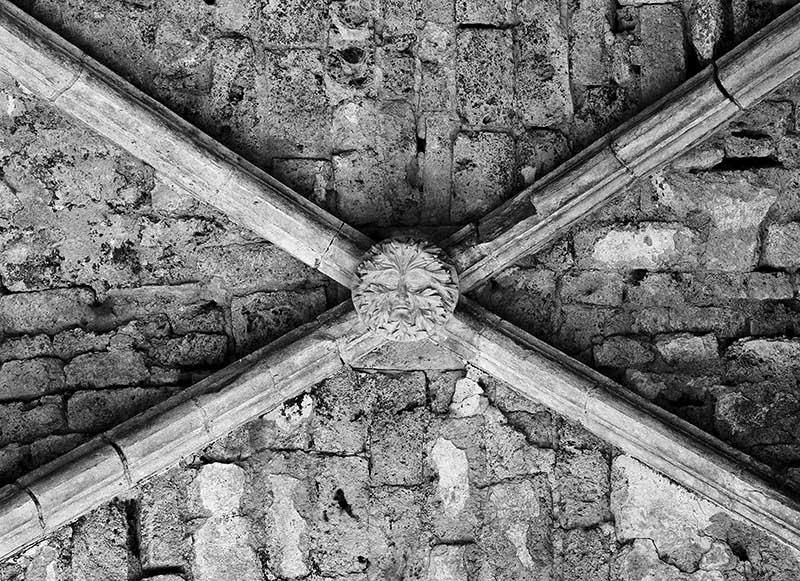 Eglise, clef de voûte de la deuxième chapelle du bras nord du transept.