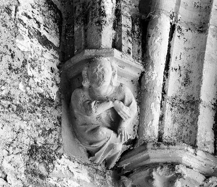 Eglise, première chapelle du bras nord du transept, culot supportant une ogive dans l'angle sud-ouest.