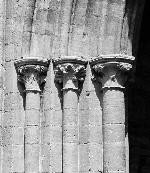 Eglise, bras nord du transept, chapiteaux du pilier nord supportant l'arc d'ouverture de la deuxième chapelle (nord).