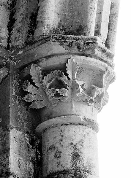 Eglise, bras nord du transept, chapiteau du pilier sud supportant l'arc d'ouverture de la première chapelle (sud).