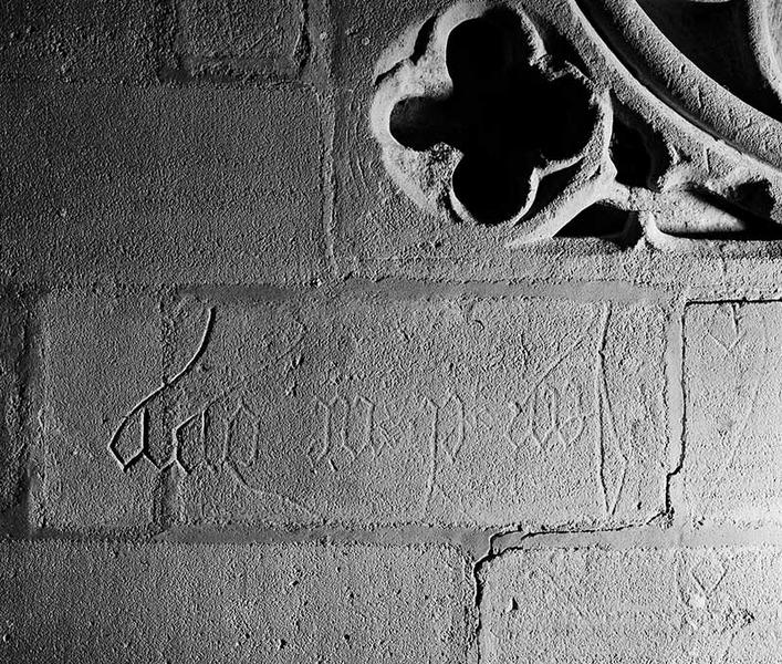 Aile occidentale, inscription gravée sur le palier du premier étage de la tour d'escalier 'J'ay et ne doy'.