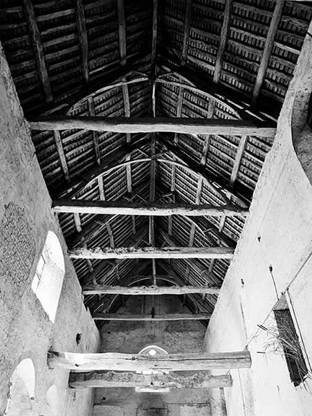 Logis abbatial, vue d'ensemble de la charpente vers l'ouest.