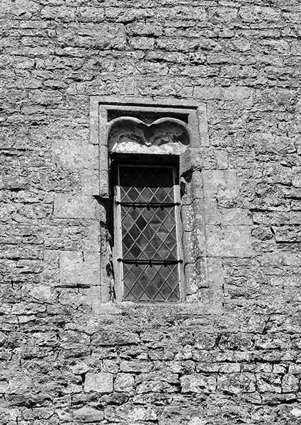 Logis abbatial, fenêtre au deuxième niveau de la façade sud.