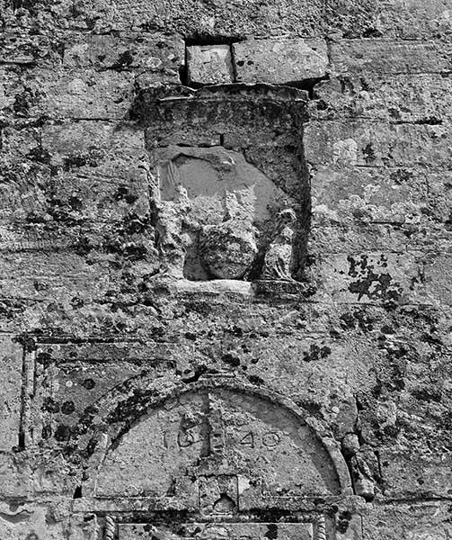 Eglise, croisée du transept, armoiries de l'abbaye remployées sur le mur fermant le choeur.