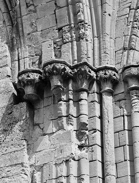 Eglise, chapiteaux du pilier sud-est de la croisée, côté croisillon.